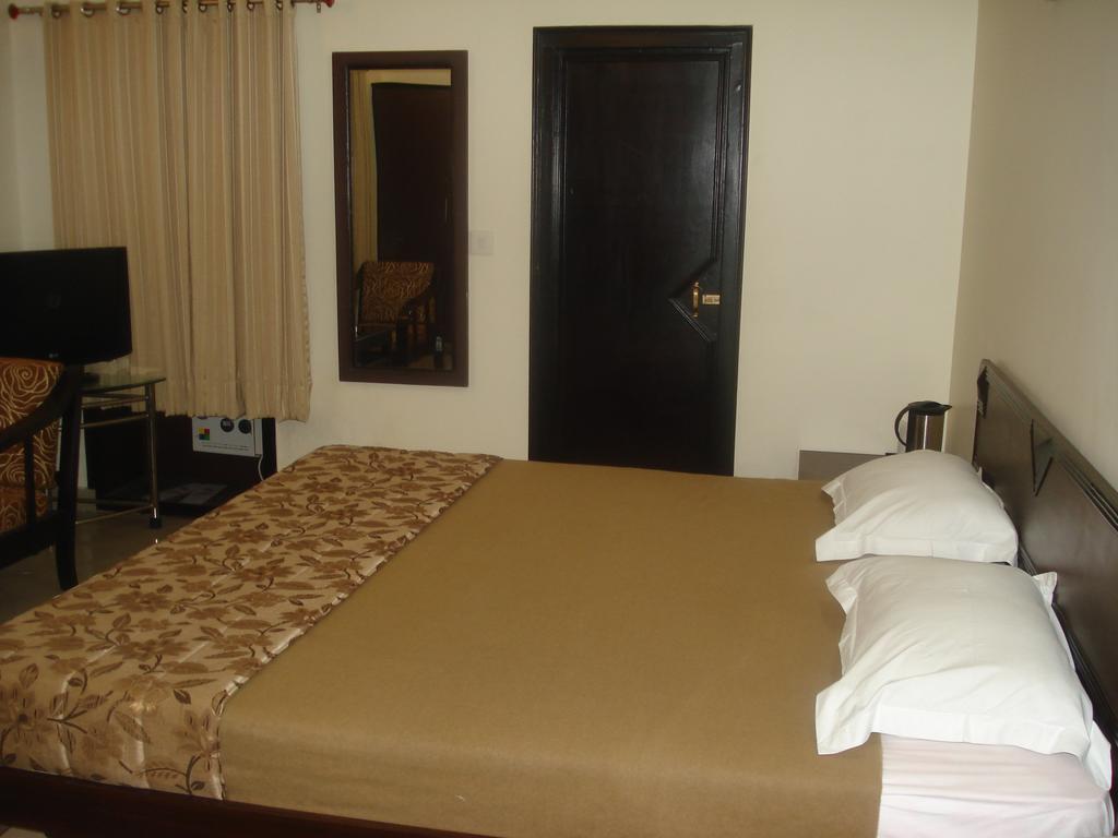 Hotel Utsav Dehradún Kültér fotó