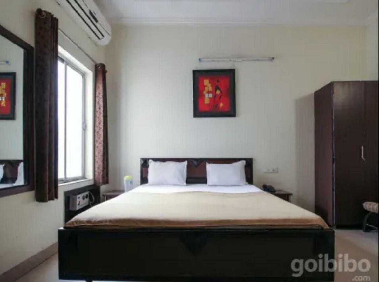 Hotel Utsav Dehradún Kültér fotó